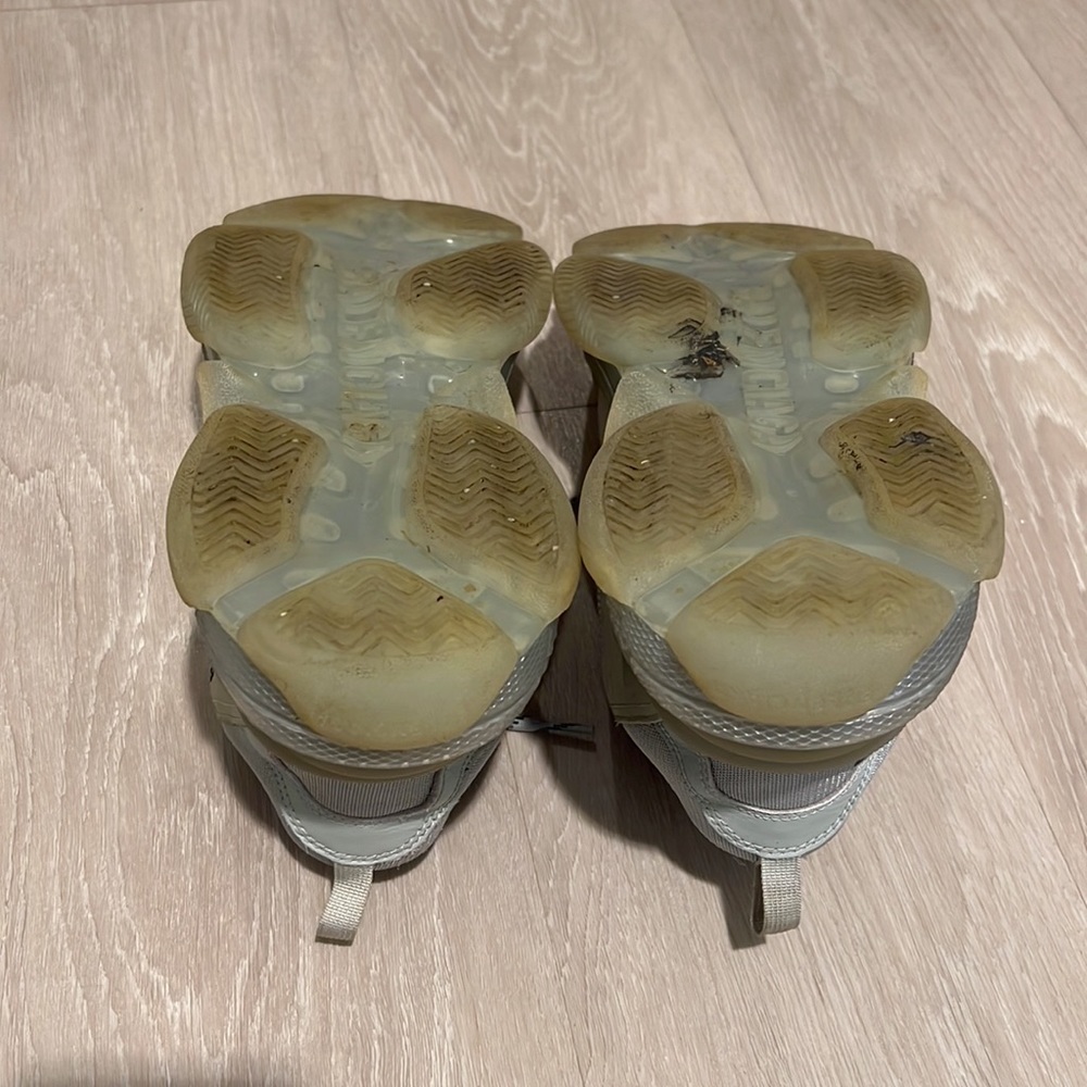 BALENCIAGA TRIPLE S CLEAR SOLE SNEAKER - Picture 8 of 8